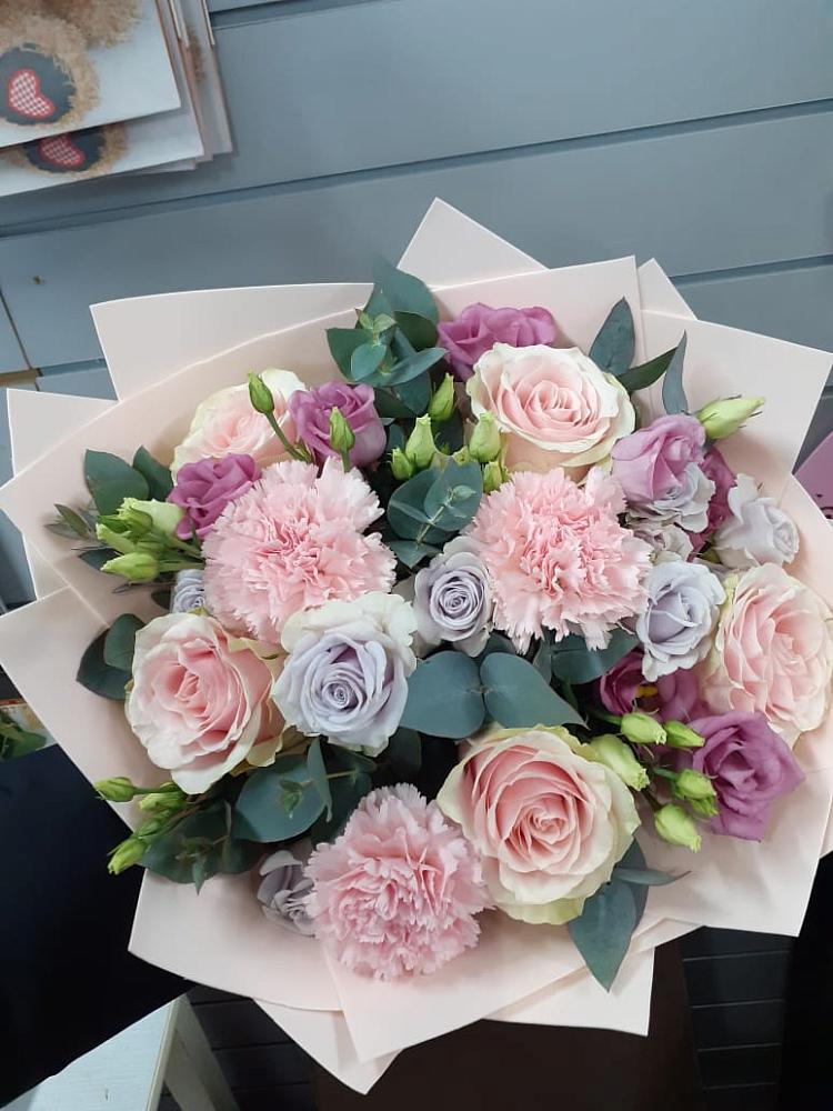 Букет цветов из: Розы, Гвоздики и Лизиантусы в Кольчугино